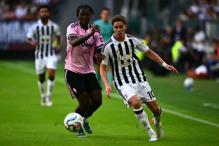 Owusu si prende cura di Yildiz durante l'amichevole estiva tra Juve e Next Gen Owusu si prende cura di Yildiz durante l'amichevole estiva tra Juve e Next Gen