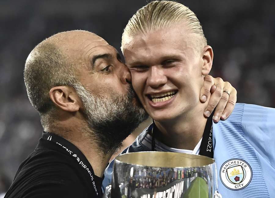 El beso de Guardiola a Haaland.