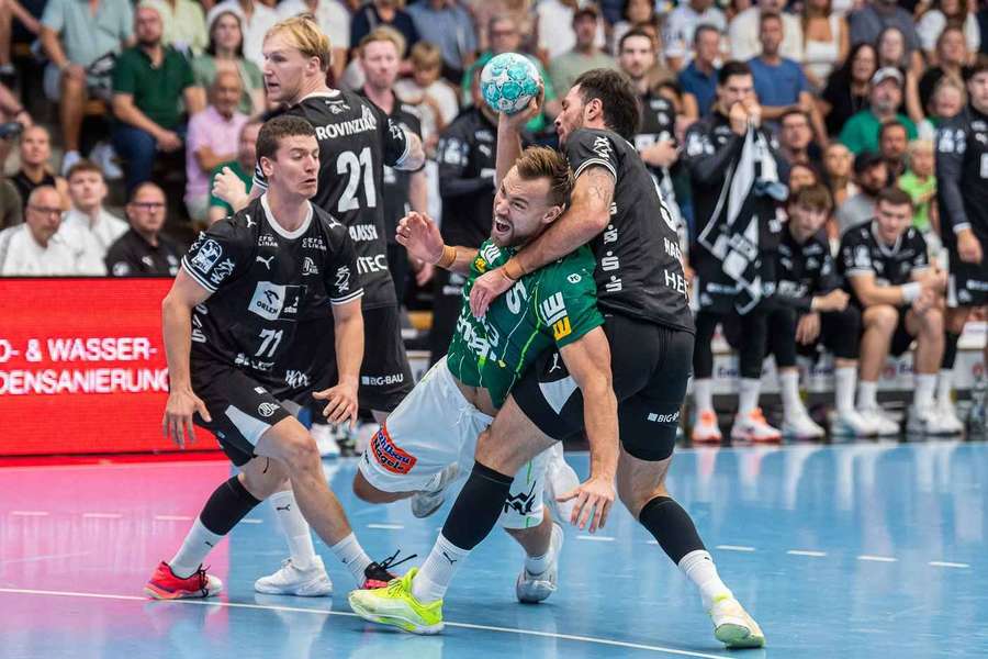 Ludvig Jurmala Aström (m.) und Veron Nacinovic (r.) am Kreis