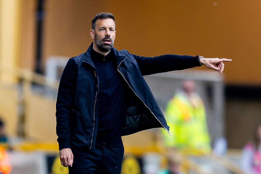 Leicester draw up 3 manager shortlist to replace Van Nistelrooy including Carsley and Rohl