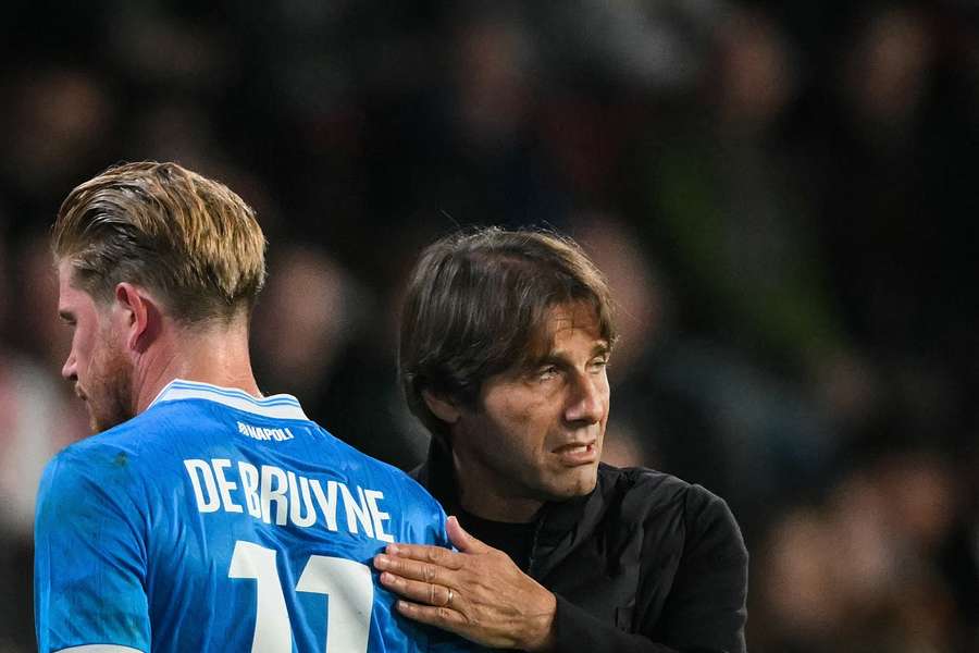 Conte consola De Bruyne all'uscita dal campo Conte consola De Bruyne all'uscita dal campo