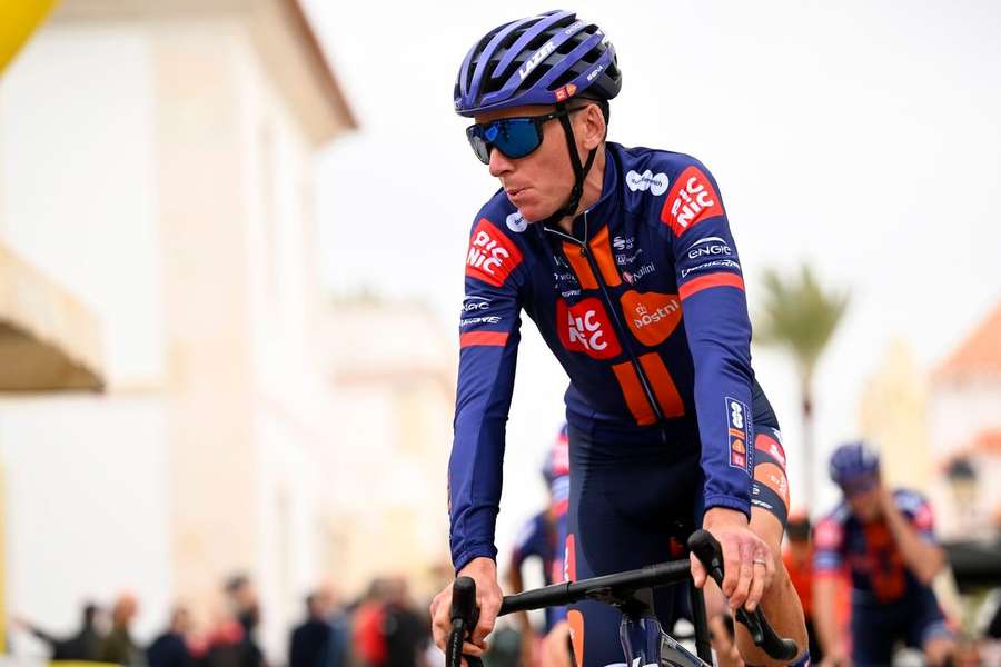 Romain Bardet desiste após queda na Volta ao Algarve