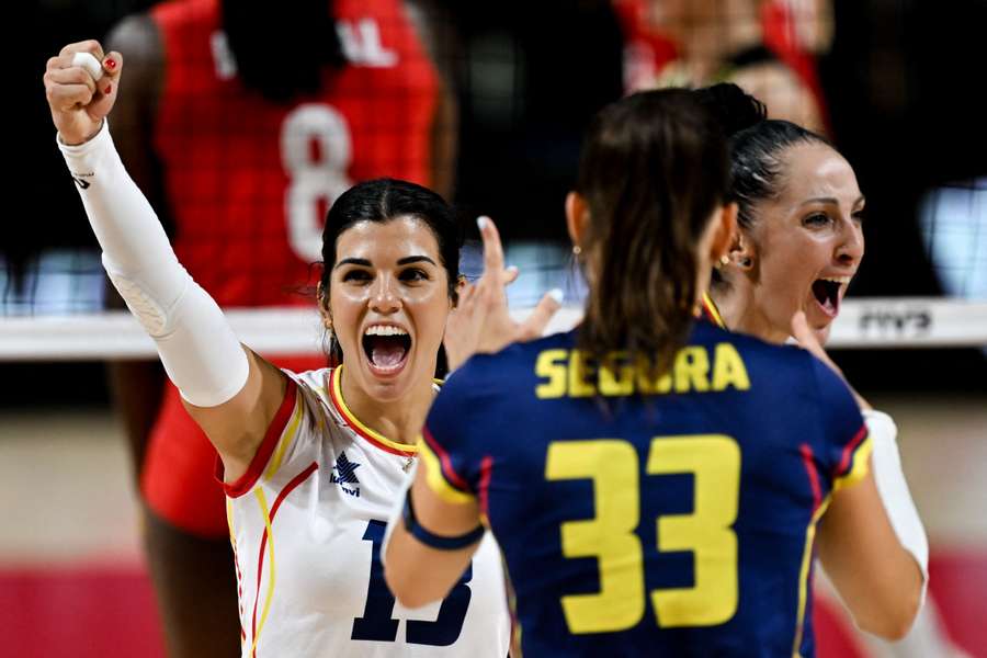 Jugadoras de España celebran un punto