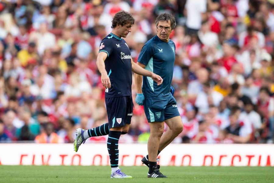 Unai Gómez se retira del partido ante el Arsenal tras notar el pinchazo en la pierna Unai Gómez se retira del partido ante el Arsenal tras notar el pinchazo en la pierna