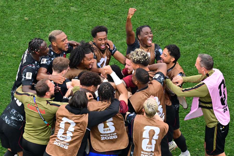 Jogadores canadenses comemorando a classificação