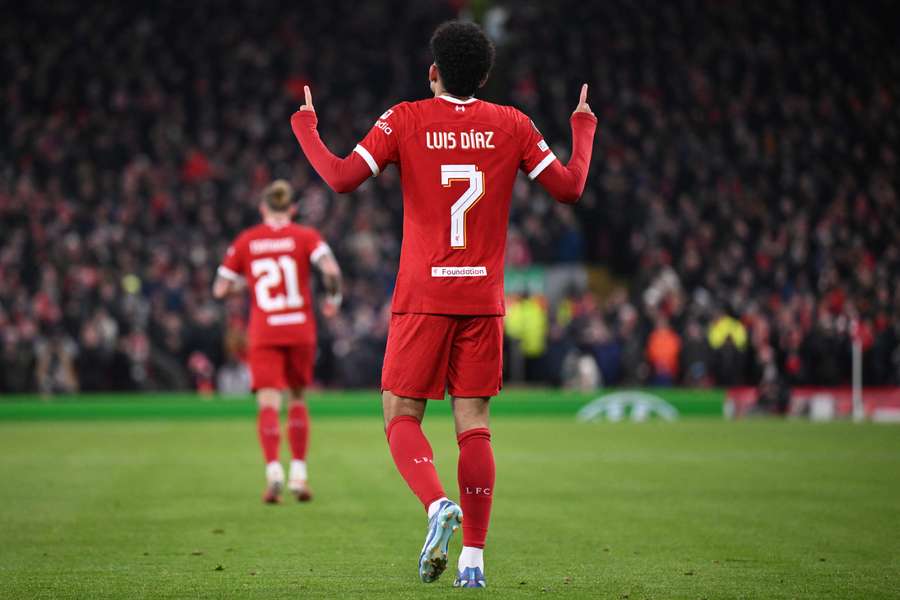 Luis Díaz celebra su primer gol en Anfield 
