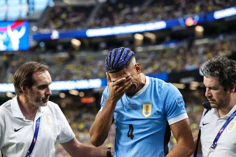 Ronald Araújo saiu lesionado na primeira parte