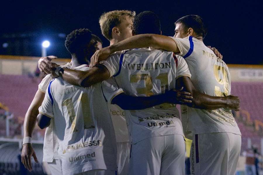 Fortaleza celebra vitória sobre o Confiança