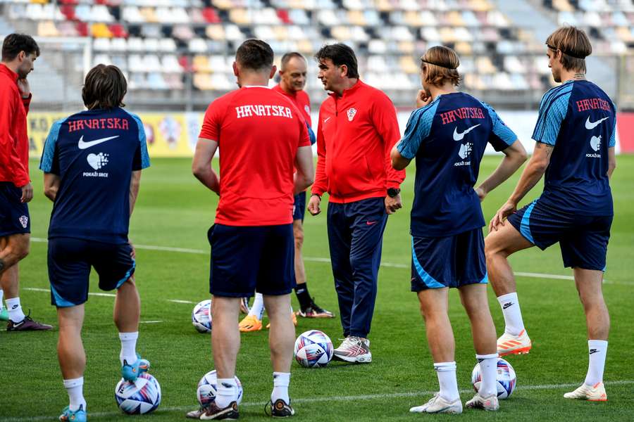 Kroatiske fodboldspillere hilser på hinanden under en træningssession forud for deres Nations League-semifinale.