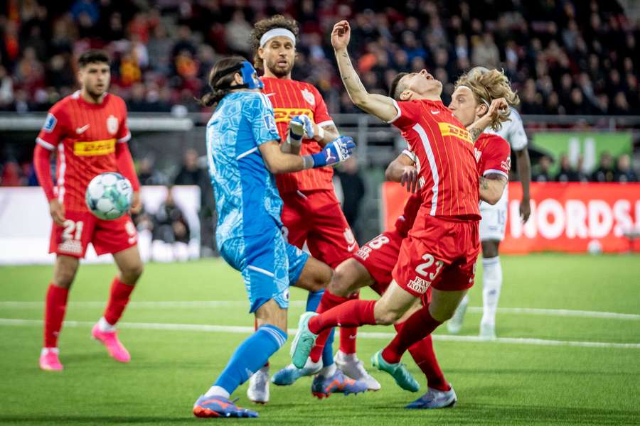 FC Nordsjællands Oliver Villadsen og FC Københavns Kamil Grabara under 3F Superliga-kampen mellem FC Nordsjælland og FC København 