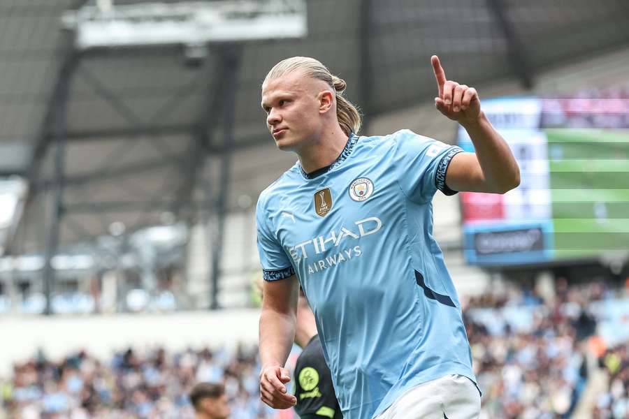 Erling Haaland of Manchester City celebrates his goal to make it 1-1