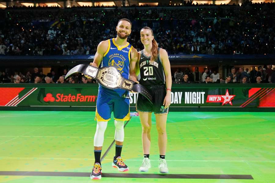 Curry and Ionescu put on a show