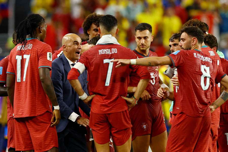 Roberto Martínez dá indicações aos jogadores