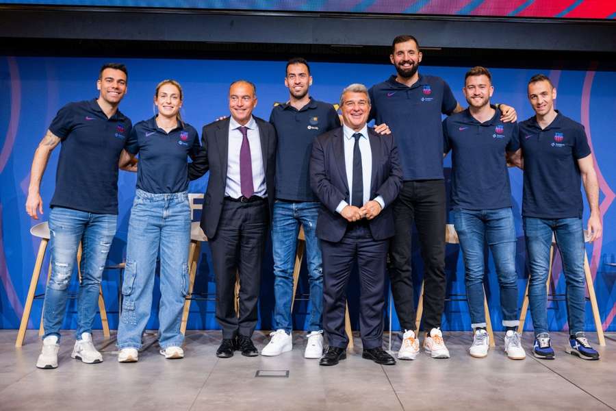 Laporta posa junto con los capitanes de los equipos del Barça.