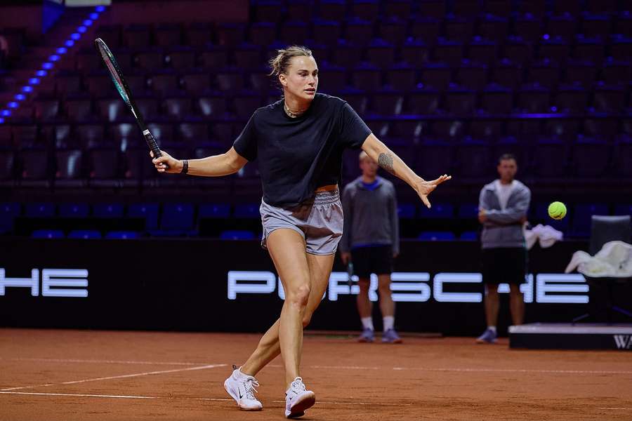 Aryna s'entraîne sur la terre battue de la Porsche Arena