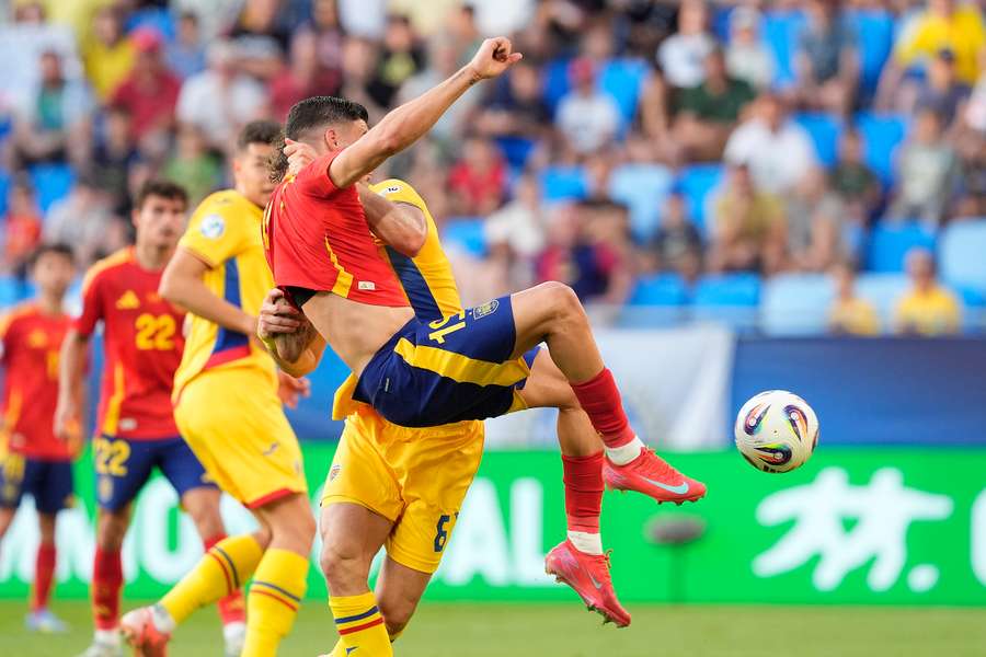 El remate de Roberto para marcar el 2-1 para España ante Rumanía