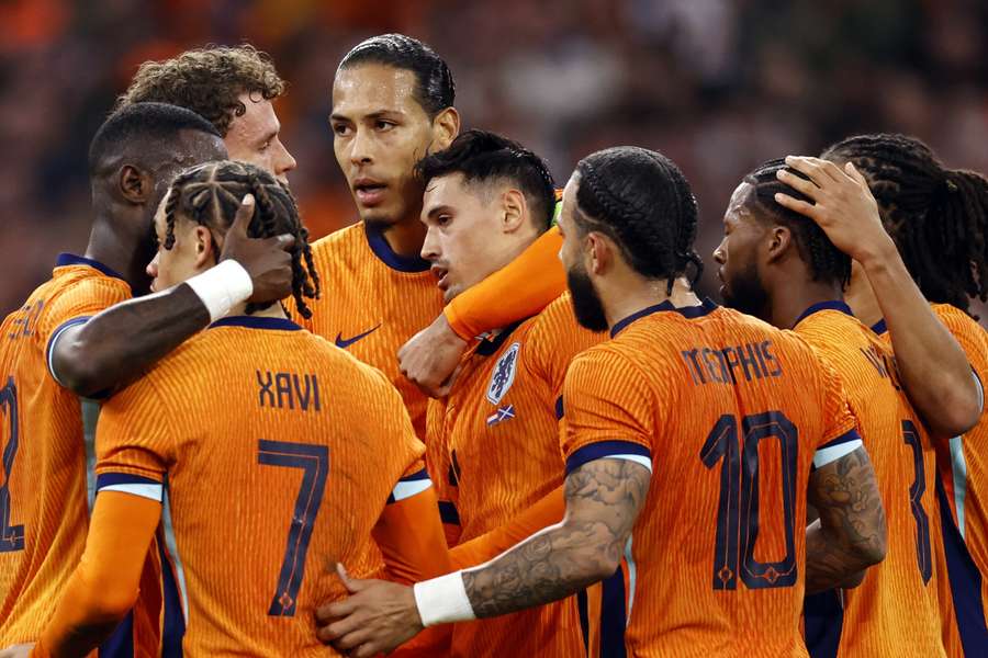 Oranje viert de 1-0 van Tijjani Reijnders