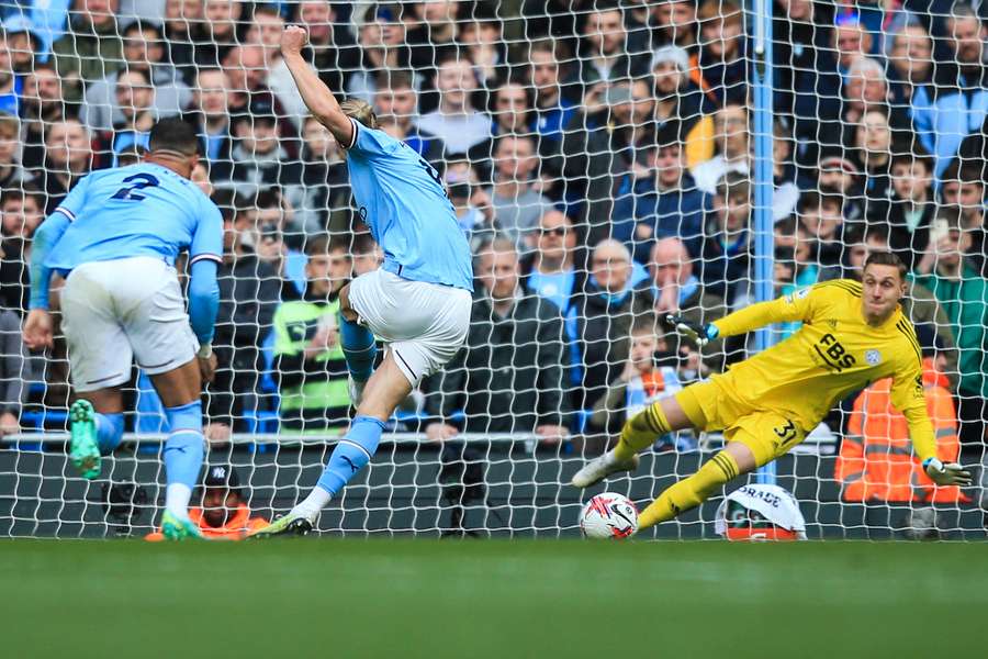 City's Erling Haaland scoort met een penalty de 2-0 tegen Leicester op 15 april