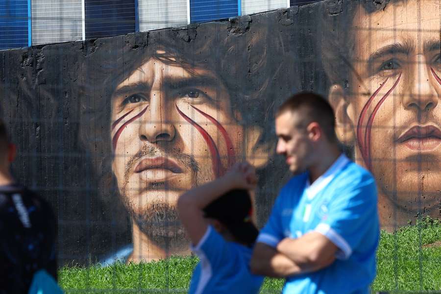 Maradona, pe un mural la Napoli Maradona, pe un mural la Napoli