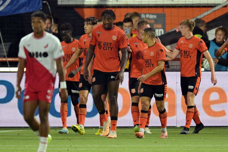 De spelers van FC Volendam vieren de 1-0