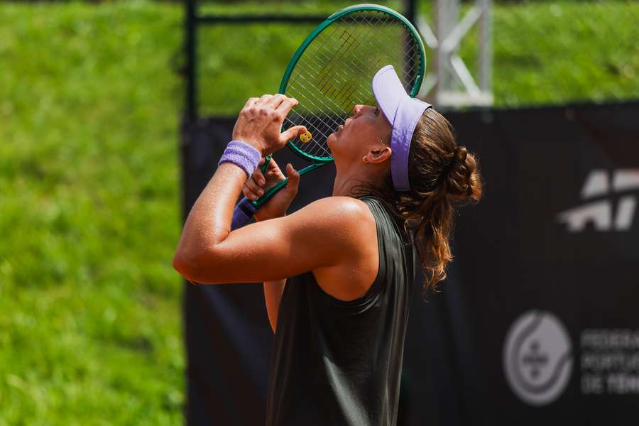 Bia cai na 2ª rodada no saibro de Oeiras