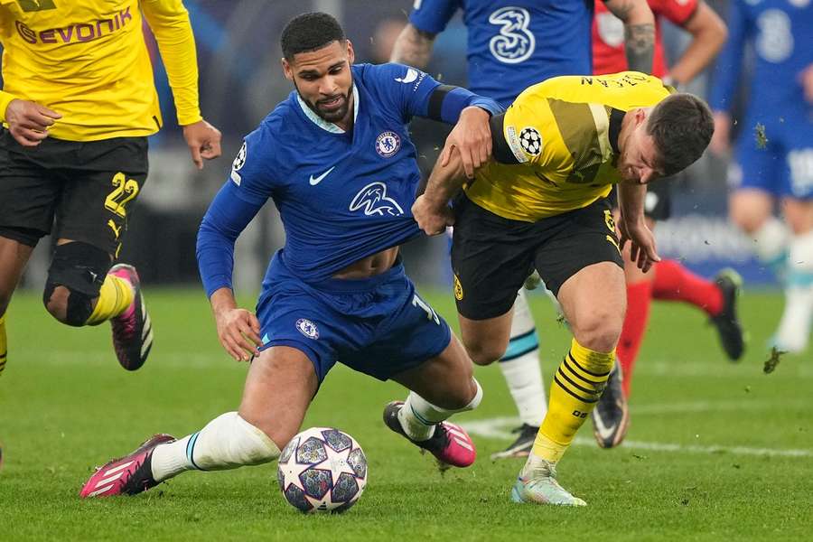 Ruben Loftus-Cheek (l) in duel met Salih Ozcan (r)