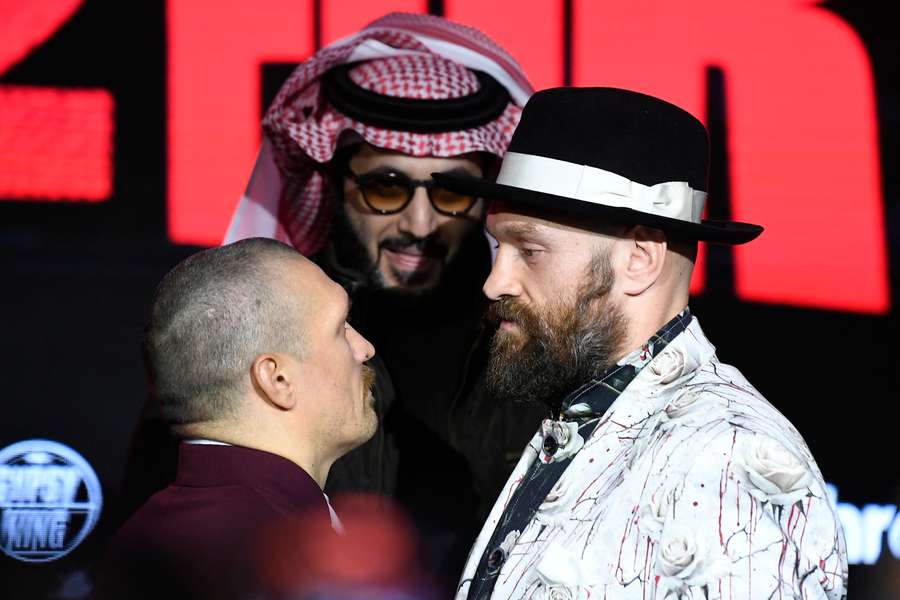 Oleksandr Usyk e Tyson Fury si fissano prima del match a Riad