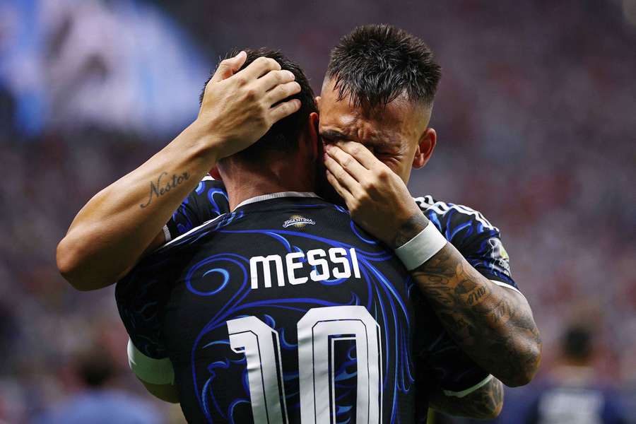 Lionel Messi umarmt Siegtorschütze Lautaro Martinez Lionel Messi umarmt Siegtorschütze Lautaro Martinez