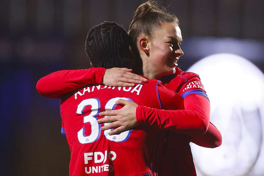 Romee Leuchter et Merveille Kanjinga célébrant le triplé