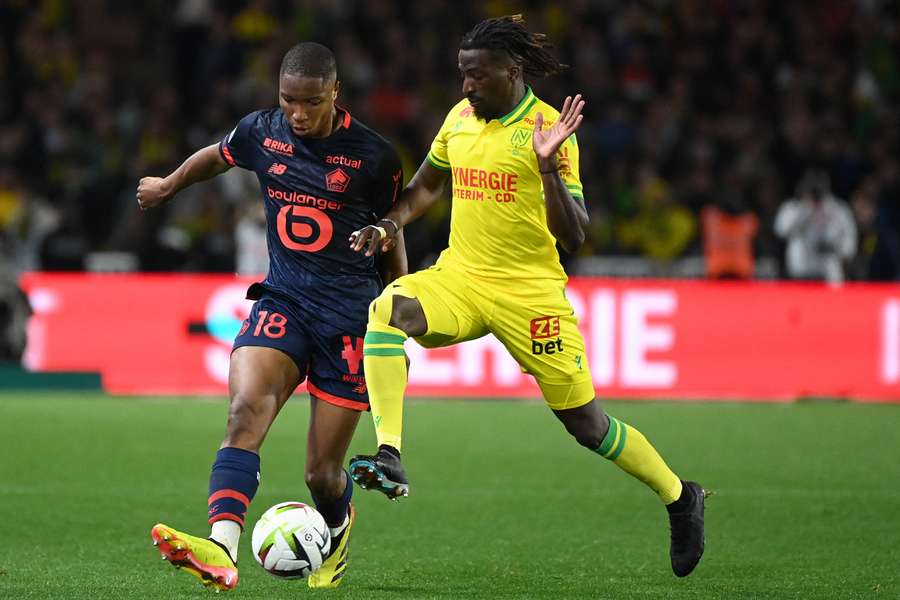 Bafode Diakite fights for the ball with Abdoul Kader Bamba
