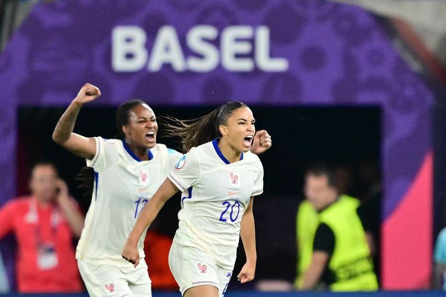 Delphine Cascarino fez dois golos e uma assistência