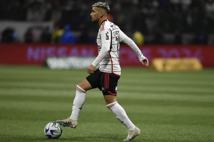 Flamengo, de De Arrascaeta (foto), joga pelo empate em Curitiba Flamengo, de De Arrascaeta (foto), joga pelo empate em Curitiba