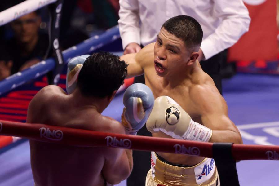 Jaime Munguía, durante su combate contra Surace