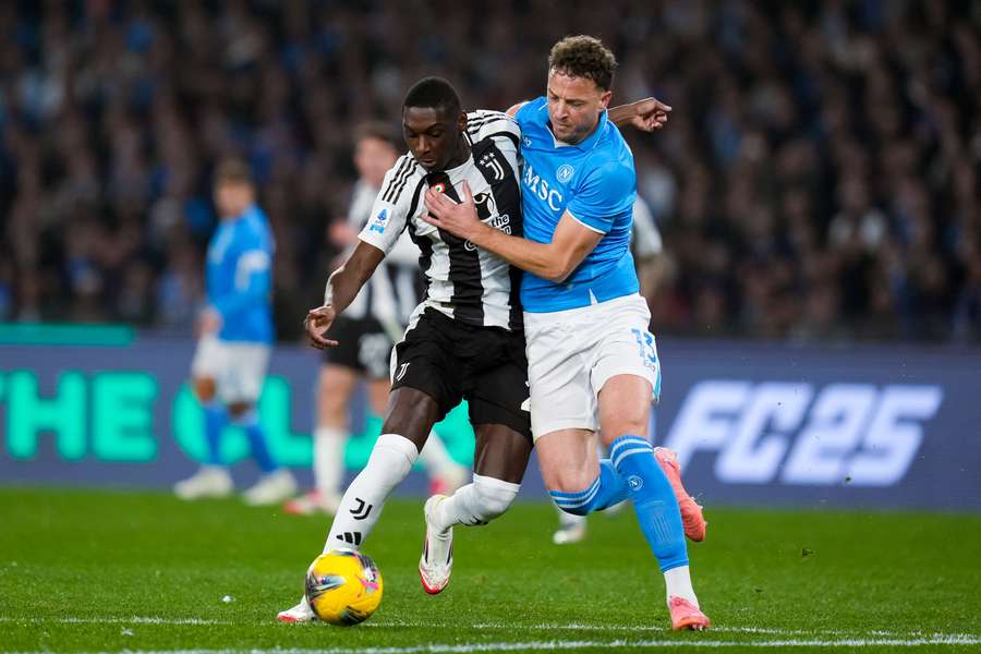 Rrahmani si occupa di Kolo Muani durante l'ultimo Napoli-Juve