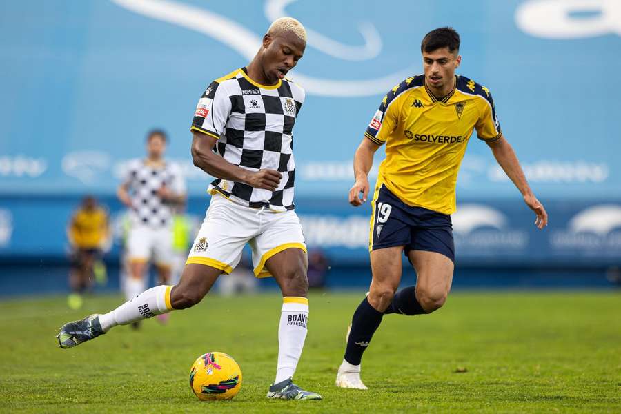 Ibrahima Camara z Boavisty FC i Andre Lacximicant z Estoril Praia Futebol SAD w akcji podczas meczu Liga Portugal.