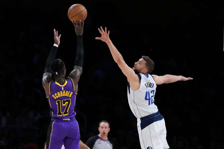 Dennis Schröder (li.) und Maxi Kleber (re.) bei einem NBA-Spiel zwischen den LA Lakers und den Dallas Mavericks