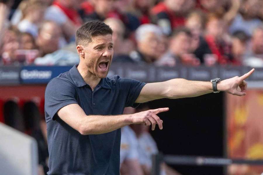 Xabi Alonso da órdenes desde el área técnica.