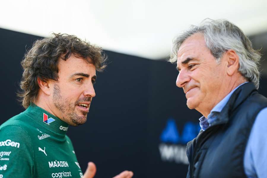 Fernando Alonso (I) y Carlos Sainz (D)