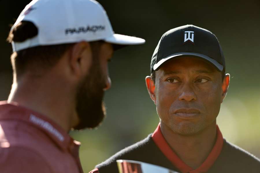 Tiger Woods lors de la remise du trophée au vainqueur Jon Rahm