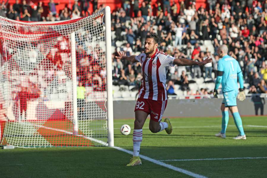 Youcef Belaili scored the only goal of the early games in Ligue 1
