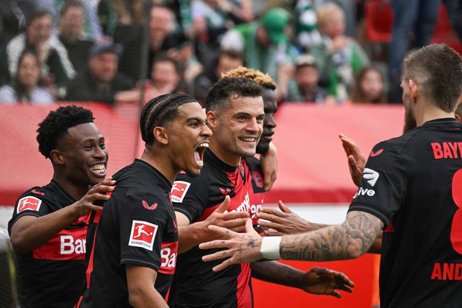 Los jugadores del Bayer Leverkusen celebran el 1-0