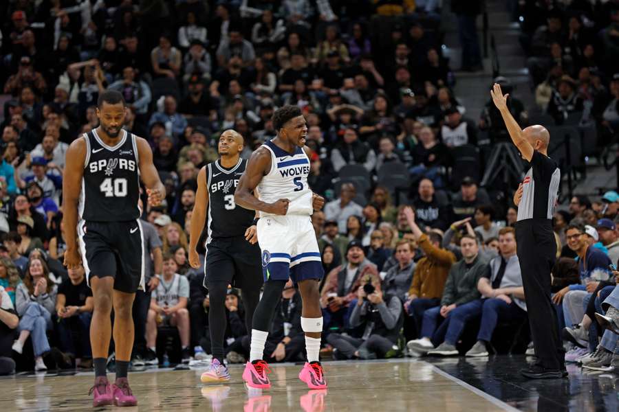 Wielki mecz Edwardsa, ale Spurs pokonali Timberwolves. Sochan nie wyszedł na parkiet