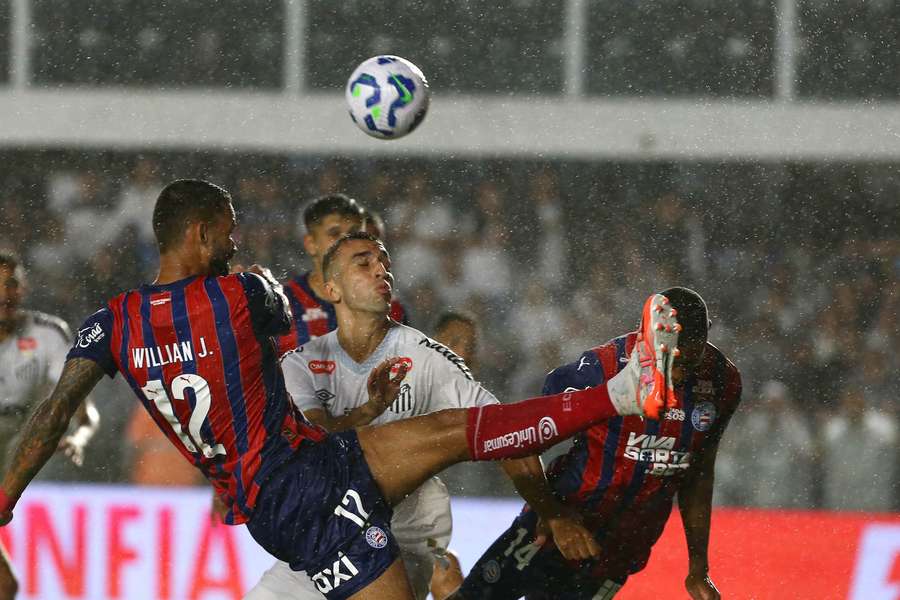 Santos e Bahia protagonizaram uma trocação franca na Vila