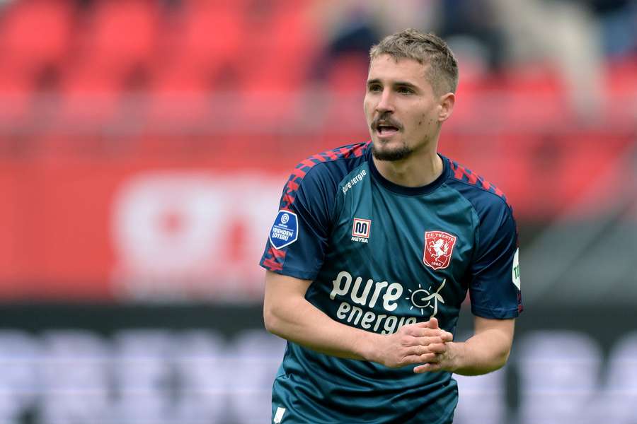 FC Twente-speler Sadílek scoort in een 4-1 gewonnen wedstrijd tegen Montenegro