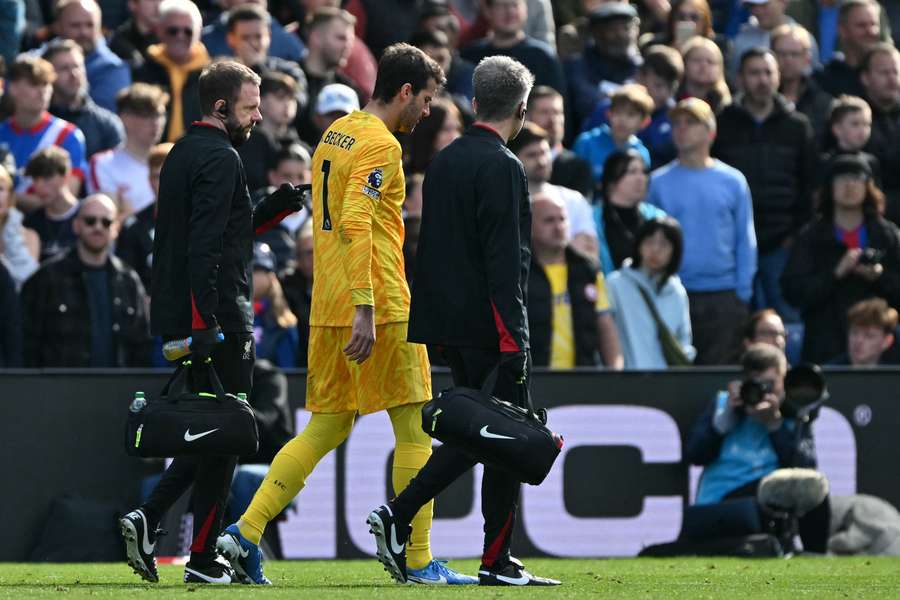 Alisson deixou o relvado na segunda parte