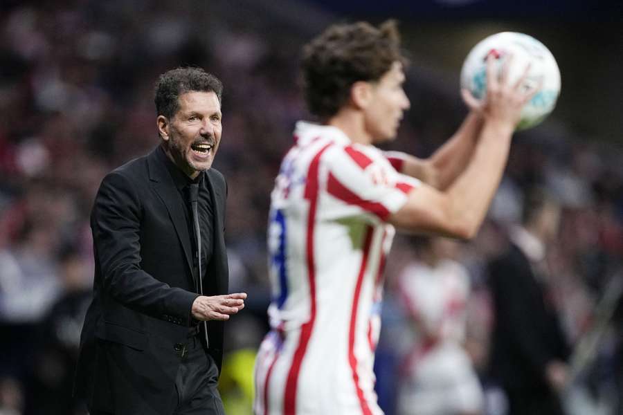 Diego Simeone dando instrucciones a Julián Álvarez.
