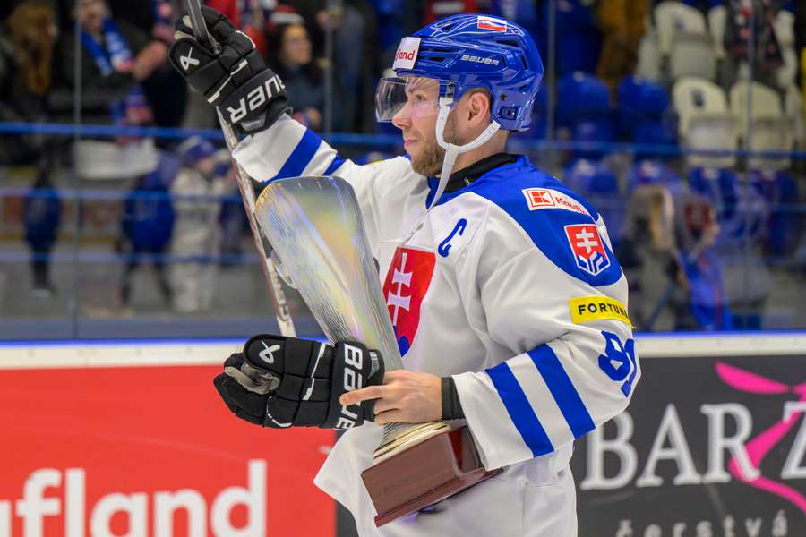 Víťaznú trofej prevzal kapitán Sukeľ.