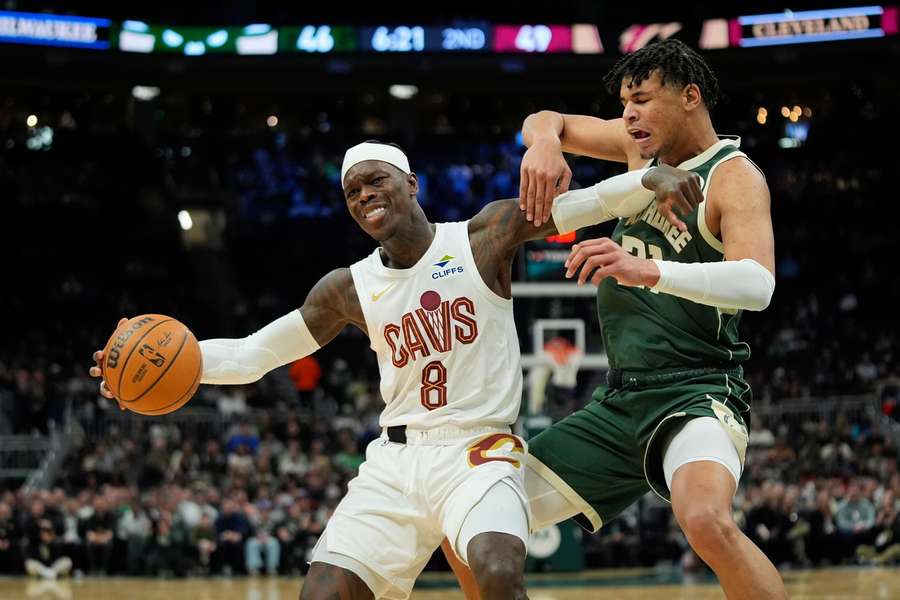 Schröder (l.) im Zweikampf mit Milwaukees Ousmane Dieng (r.)