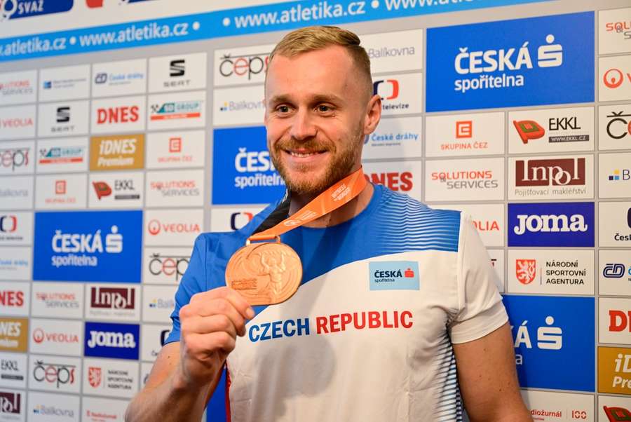 Jakub Vadlejch se chlubí bronzovou medailí.