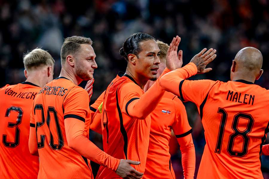 Teun Koopmeiners et Virgil van Dijk avec les Pays-Bas lors du match amical face à la Norvège, le 27 mars 2026 à l'Amsterdam ArenA, à Amsterdam.
